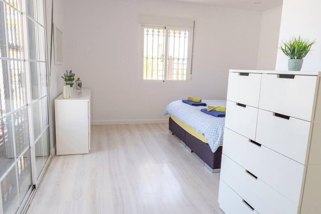 Casa Lilly-rose, A Beautiful 3 Bedroom Detached A Short Walk To The Plaza & Golf Course Villamartin (Valencia)