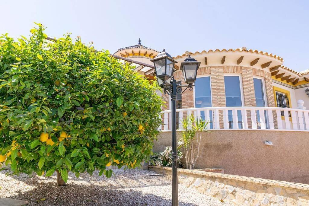 Casa Lilly-rose, A Beautiful 3 Bedroom Detached A Short Walk To The Plaza & Golf Course Villamartin (Valencia)