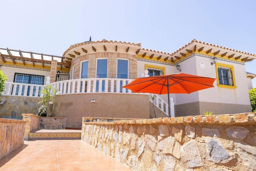 Casa Lilly-rose, A Beautiful 3 Bedroom Detached A Short Walk To The Plaza & Golf Course Villa Villamartin (Valencia)