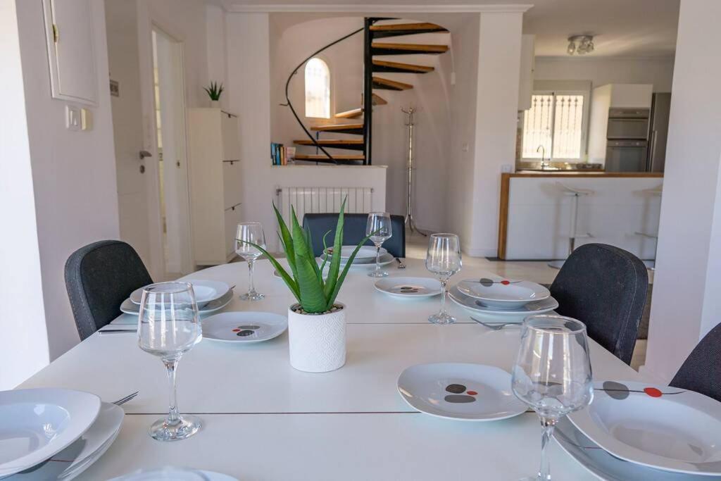 Casa Lilly-rose, A Beautiful 3 Bedroom Detached A Short Walk To The Plaza & Golf Course Villa Villamartin (Valencia)