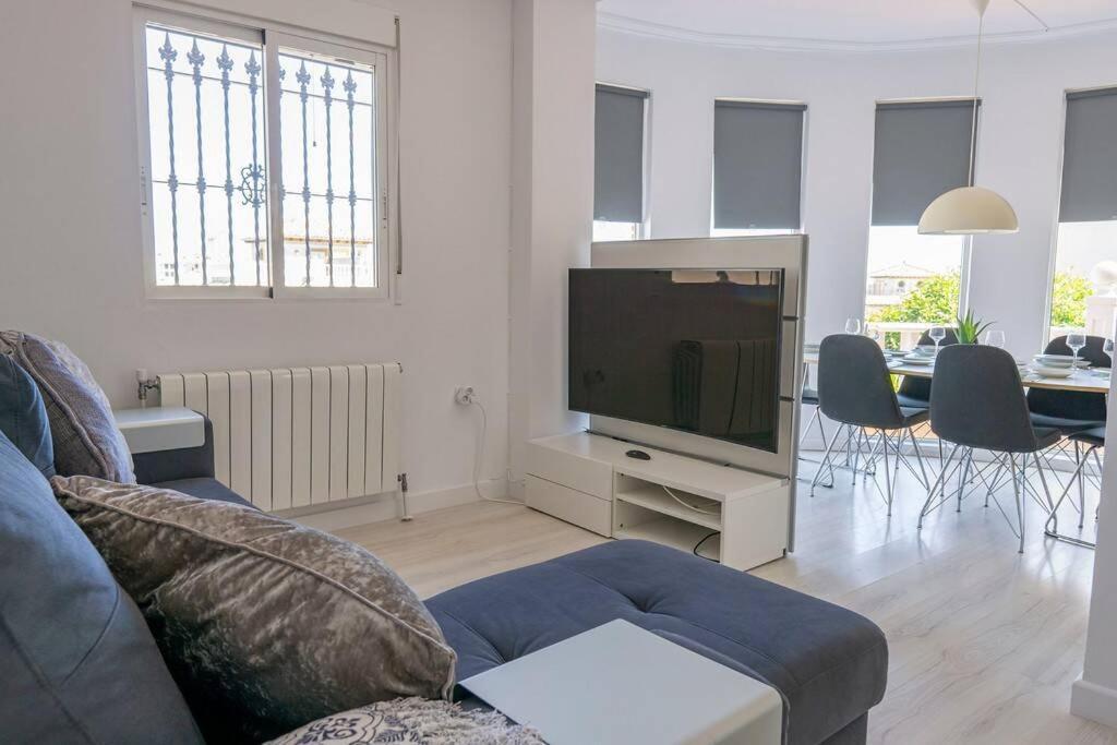 Casa Lilly-rose, A Beautiful 3 Bedroom Detached A Short Walk To The Plaza & Golf Course * Villamartin (Valencia)
