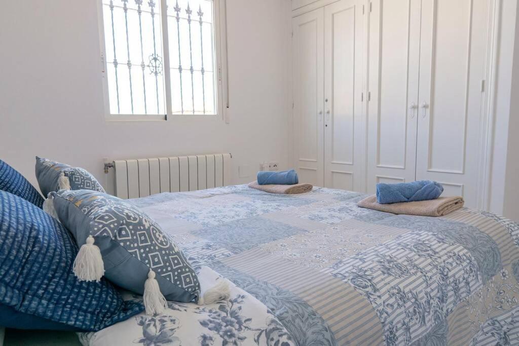 Casa Lilly-rose, A Beautiful 3 Bedroom Detached A Short Walk To The Plaza & Golf Course * Villamartin (Valencia)