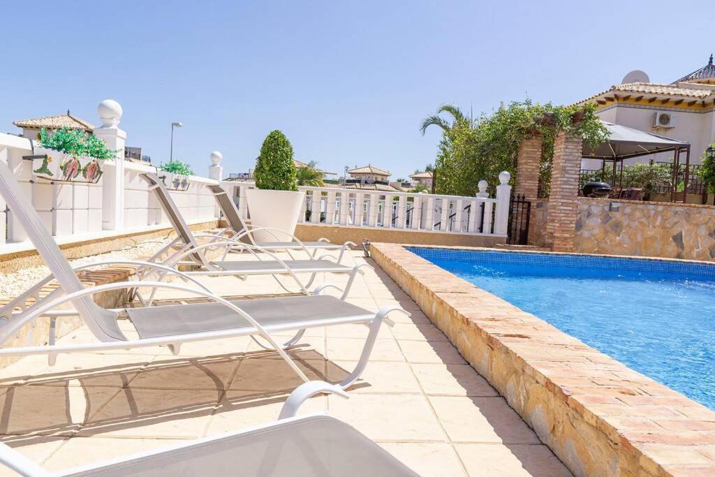 Casa Lilly-rose, A Beautiful 3 Bedroom Detached A Short Walk To The Plaza & Golf Course Villamartin (Valencia)
