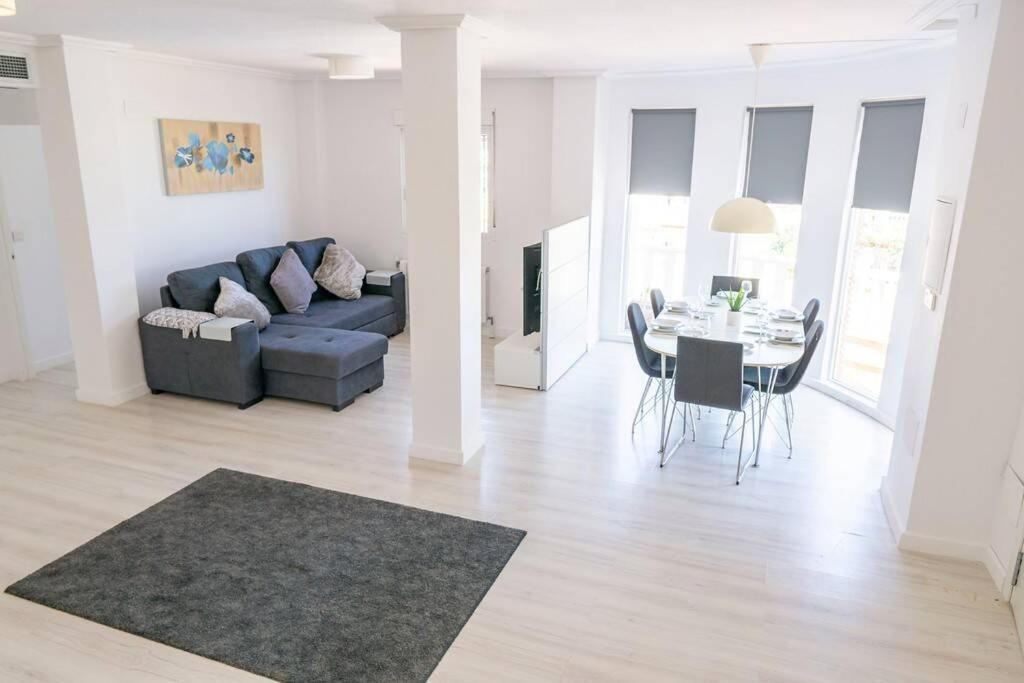 Villa Casa Lilly-rose, A Beautiful 3 Bedroom Detached A Short Walk To The Plaza & Golf Course *