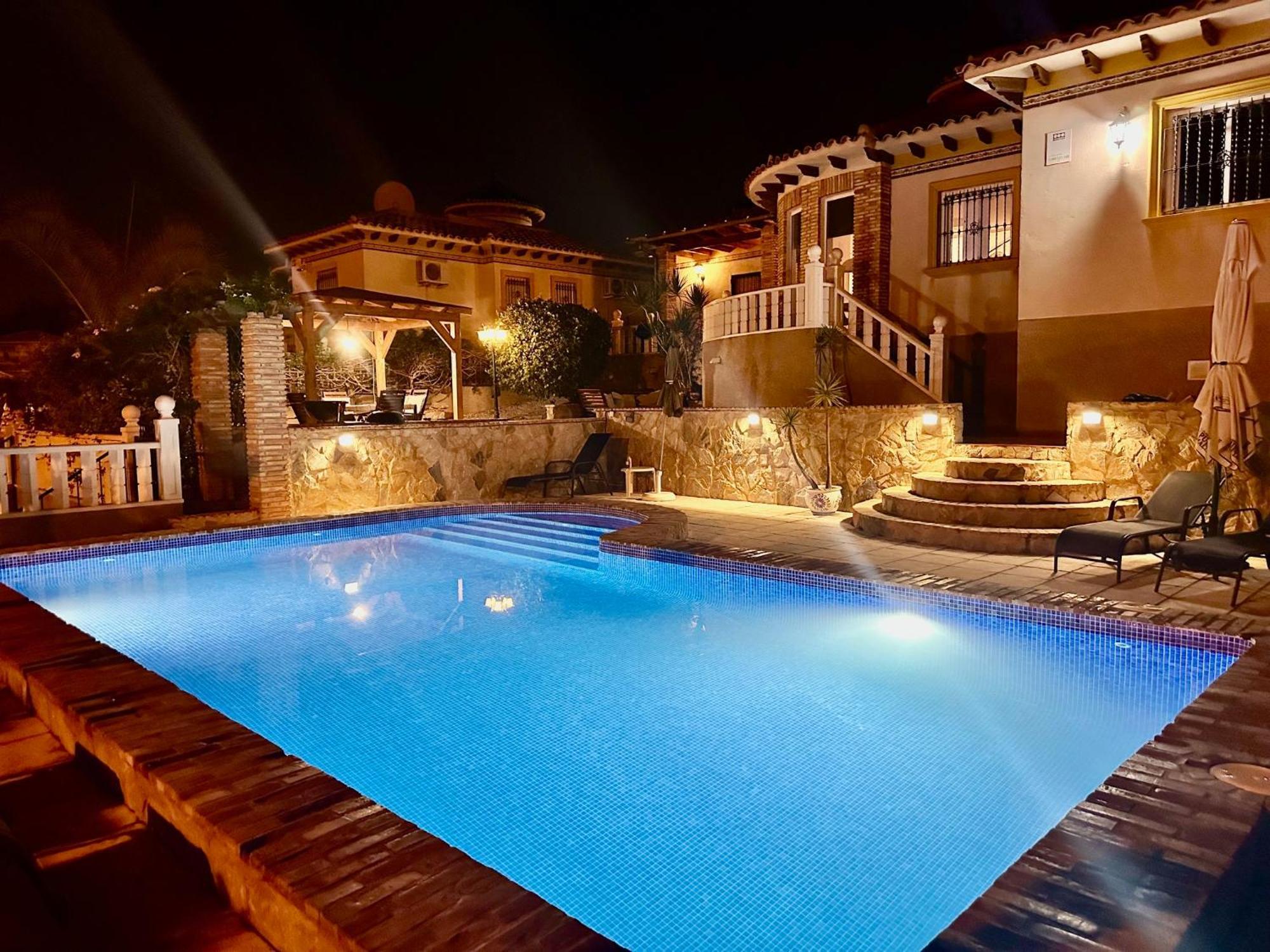 Casa Lilly-rose, A Beautiful 3 Bedroom Detached A Short Walk To The Plaza & Golf Course Villamartin (Valencia)